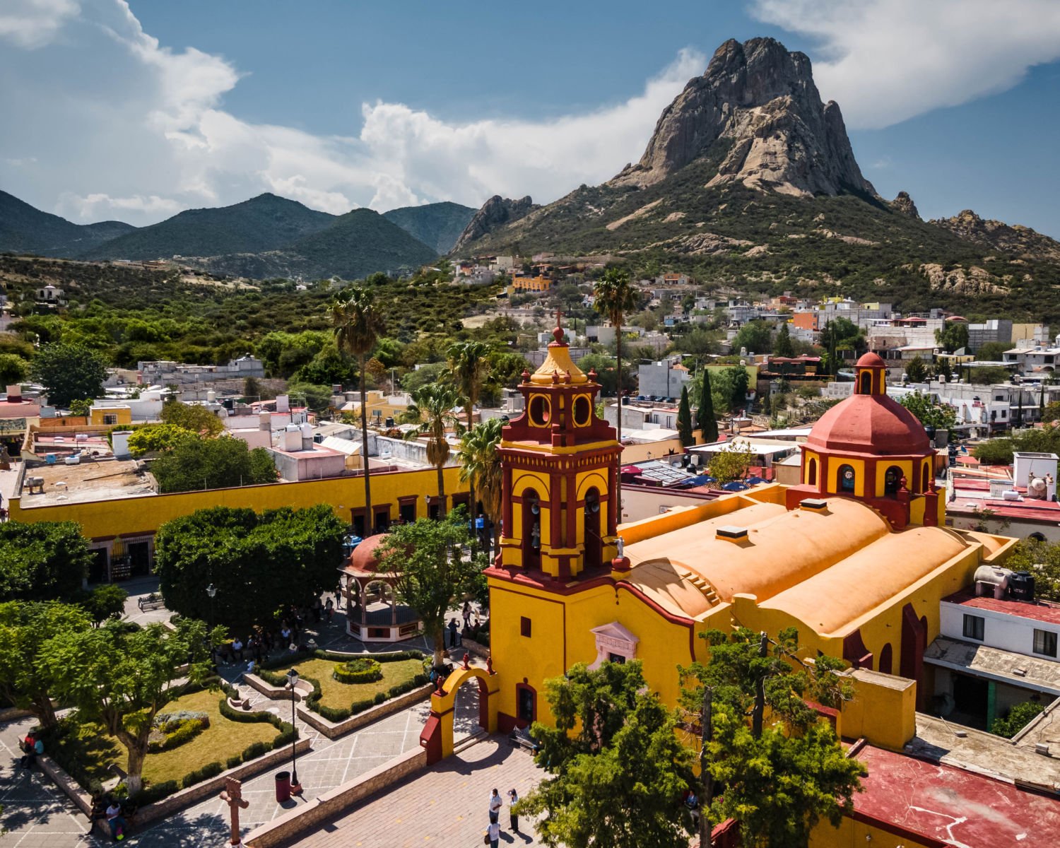 Vista panorámica del pueblo de Bernal con la Peña al fondo
