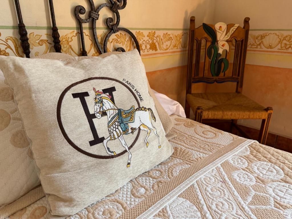 Habitación Angelitos con techo de ladrillo y dos camas matrimoniales