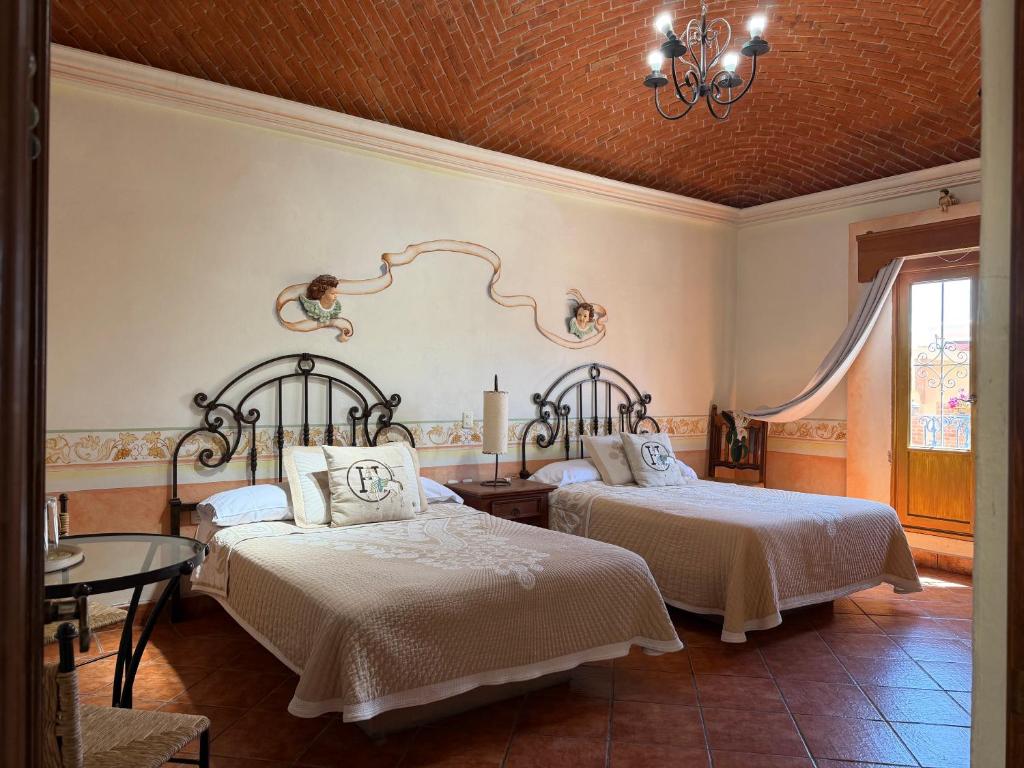 Habitación Angelitos con techo de ladrillo y dos camas matrimoniales — foto 3