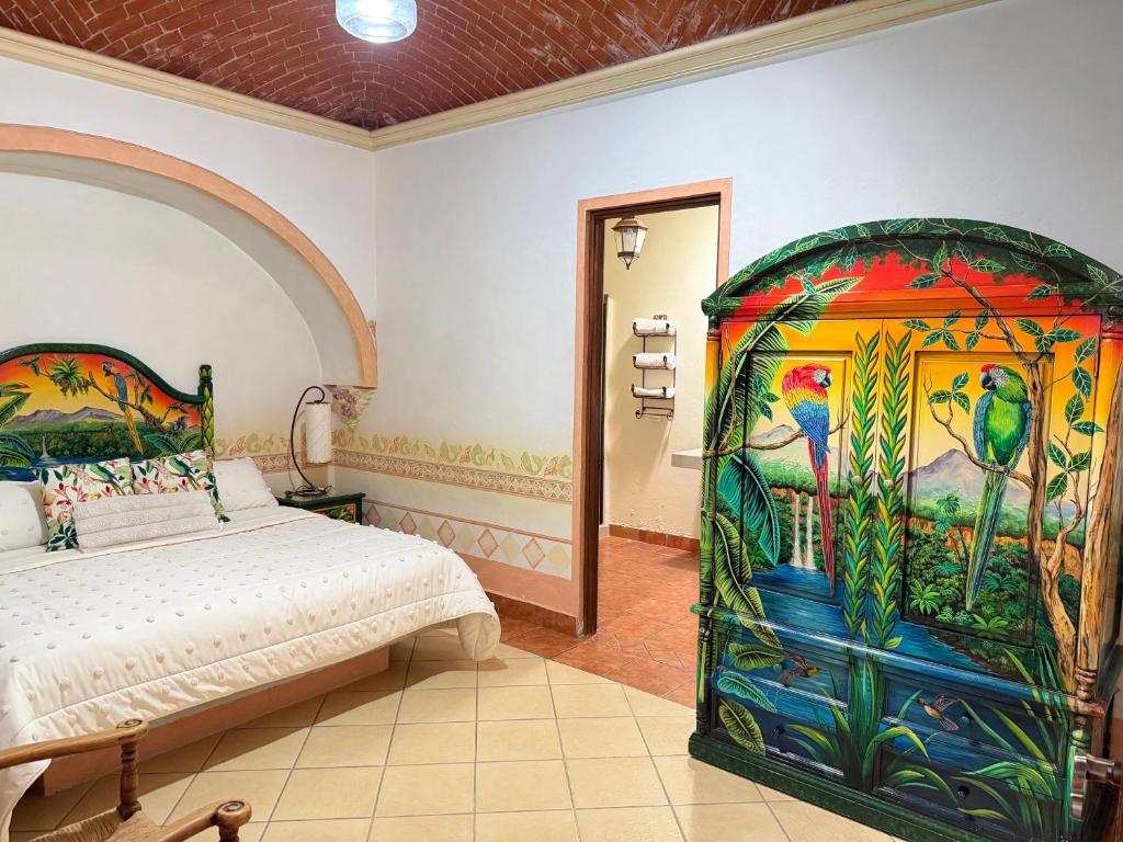 Habitación Tropical con cabecera pintada de guacamayas