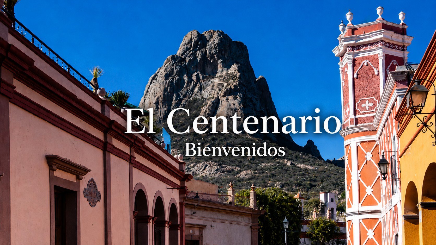 Vista de la Peña de Bernal desde la entrada de El Centenario
