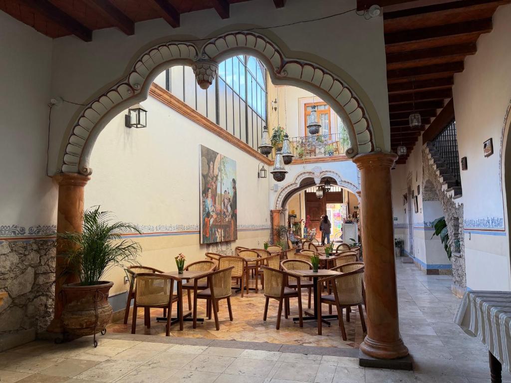 Comedor del restaurante en el patio colonial con columnas y tragaluz