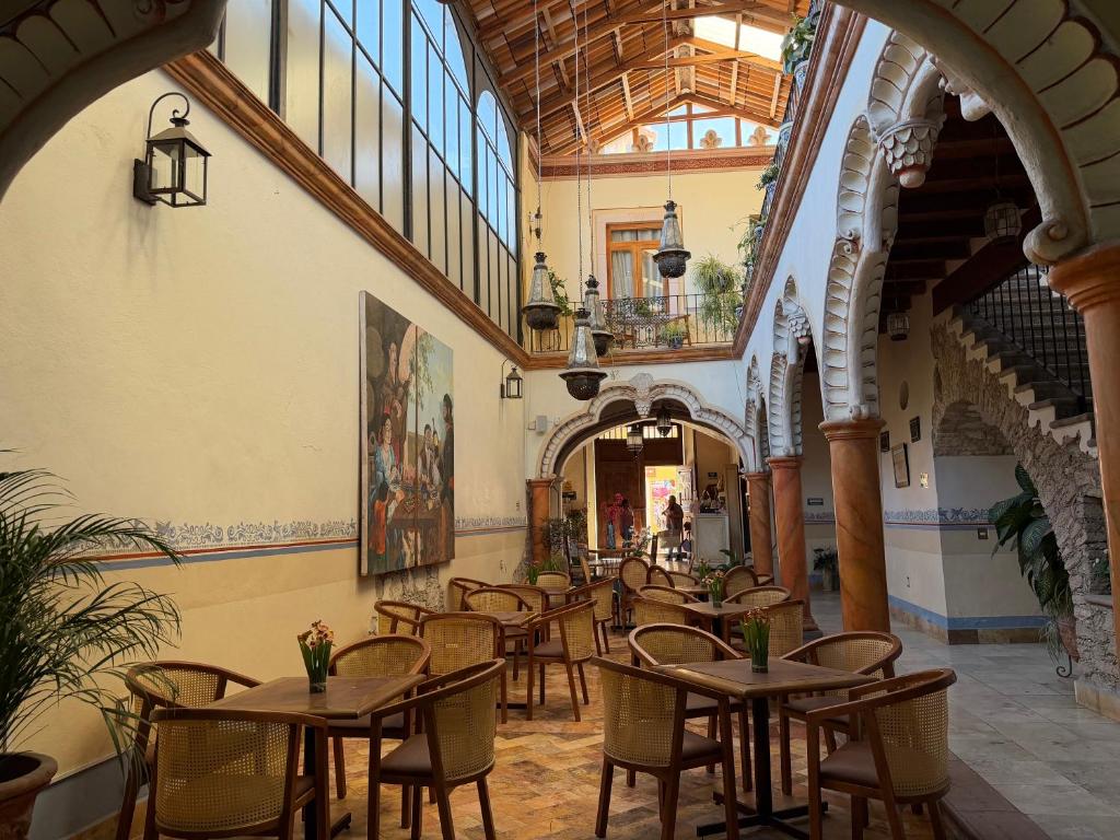 Comedor del restaurante en el patio colonial, segunda vista con escalera y balcon