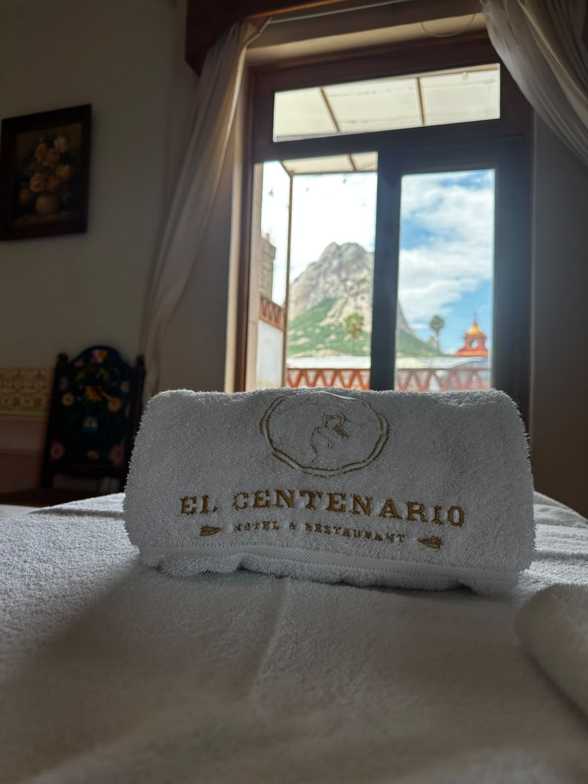 Toalla bordada de El Centenario con vista a la Peña de Bernal