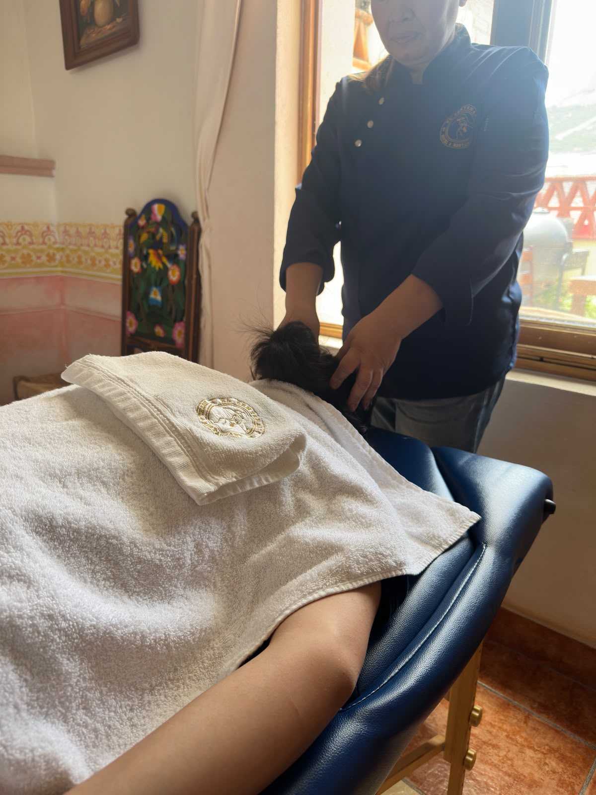 Terapeuta de El Centenario dando masaje